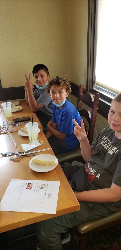 4th and 5th grade students at Olive Garden during Power of 5